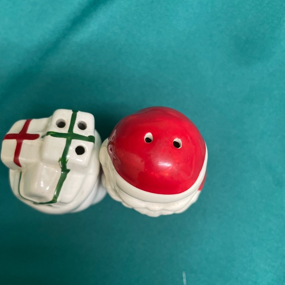 🎄Vintage Santa and Sack Shaker Set - Red, White, Black, Green - Picture 3 of 6
